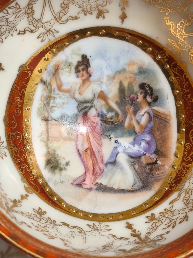 Tazza e piattino in porcellana dorata