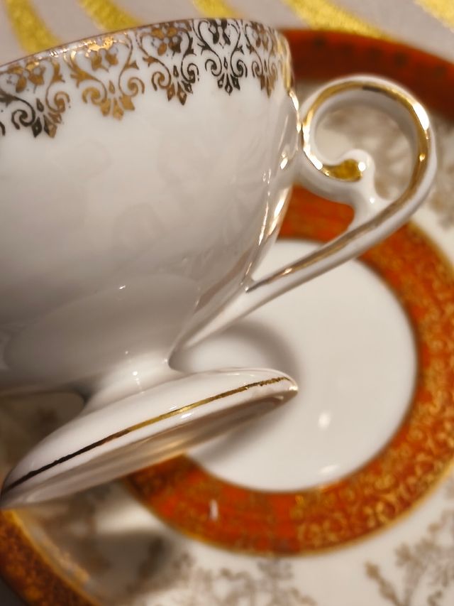 Tazza e piattino in porcellana dorata