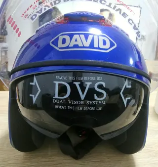 Casco azul brillante ,reflectante