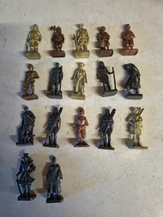 17 Soldatini Kinder Sorpresa