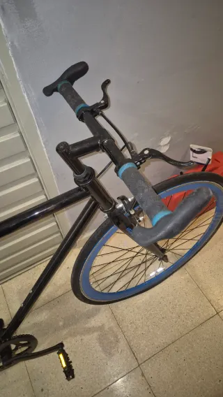 Bicicleta fixie Negra Ruedas Azules