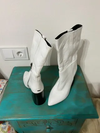 Botines blancos tacón negro