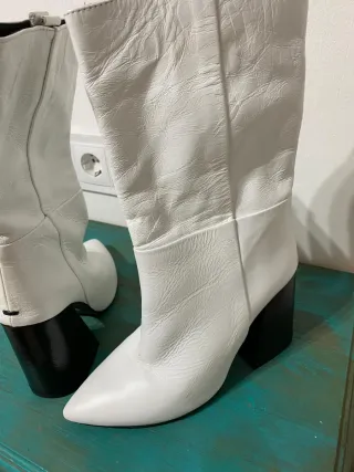 Botines blancos tacón negro