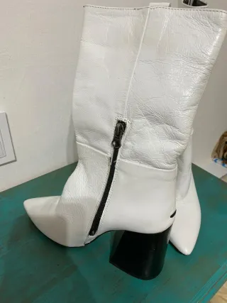 Botines blancos tacón negro