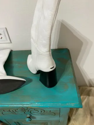 Botines blancos tacón negro