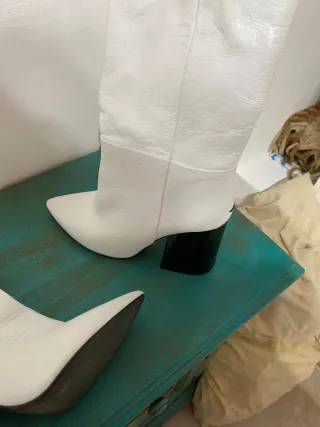 Botines blancos tacón negro