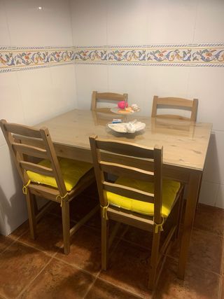 Conjunto mesa y 4 sillas madera