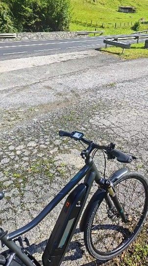 Bicicleta Eléctrica Negra todo esta en perfection