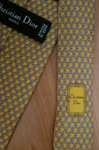 Corbata Christian Dior,100% Seda hecha en Francia.