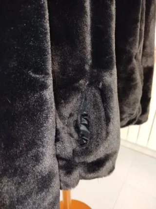 Abrigo pelo sintético mujer negro