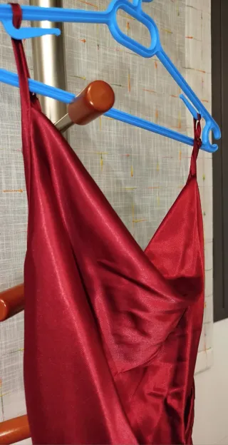 Vestido satén tirantes mujer color burdeos