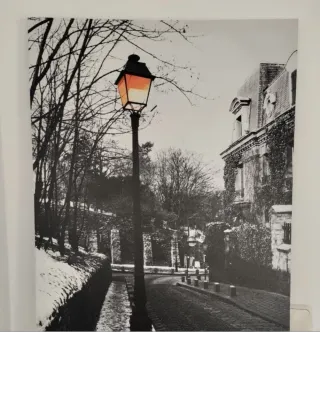 Cuadro calle invernal con farola naranja