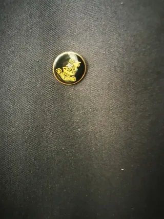 Americana cruzada azul con botones dorados