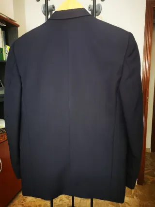 Americana cruzada azul con botones dorados