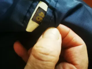 Americana cruzada azul con botones dorados