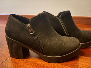 Botines negros con cremallera