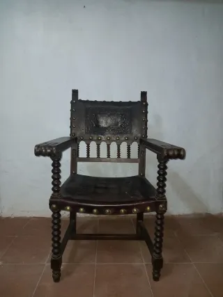 Sillón Frailero de madera y cuero labrado. Antiguo