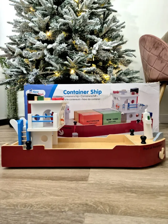 Barco de contenedores de madera