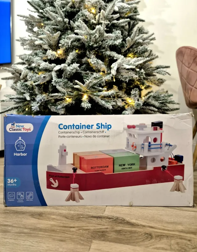 Barco de contenedores de madera