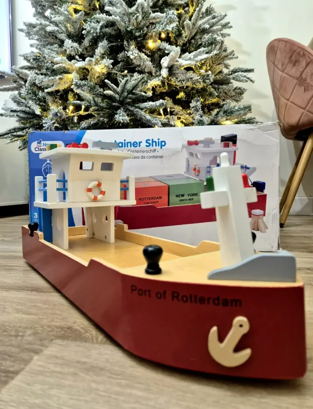 Barco de contenedores de madera