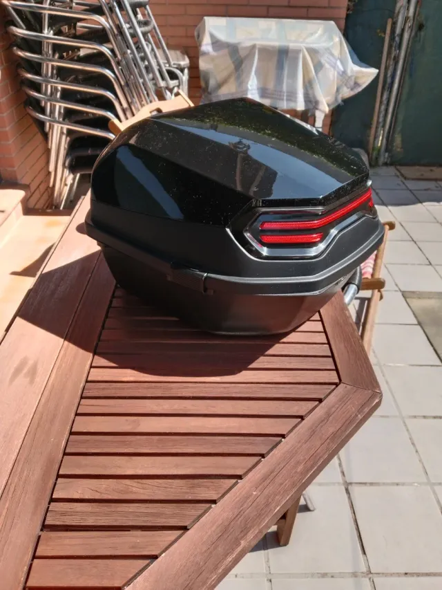 Baúl de moto negro