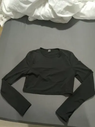 Top negro Shein manga larga crop