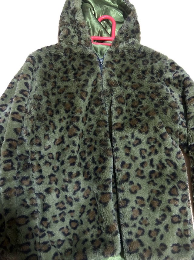 Cazadora de pelo con estampado de leopardo