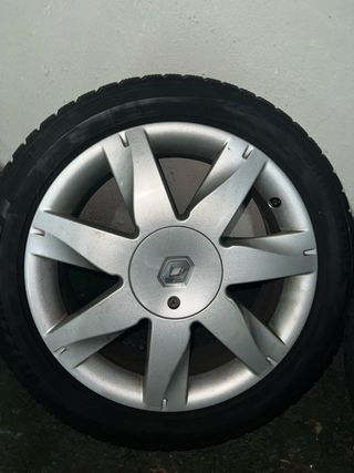 4 Llantas Renault sin neumáticos
