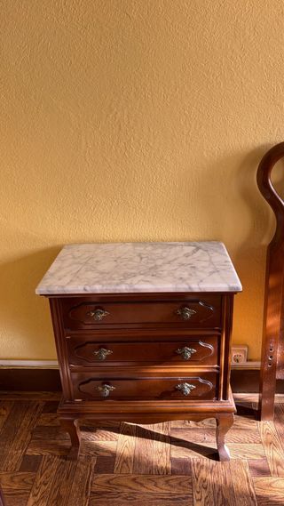 Cómoda con tapa de piedra y dos mesillas de noche