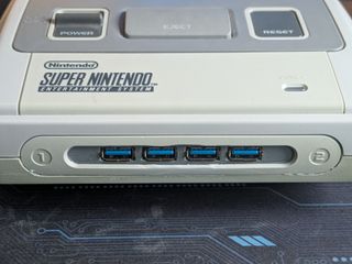 Raspberry Pi 5 en carcasa de Super Nintendo