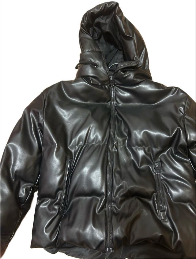 Cazadora efecto piel negra