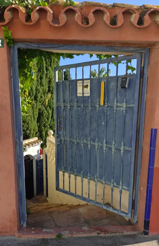 Puerta metálica azul