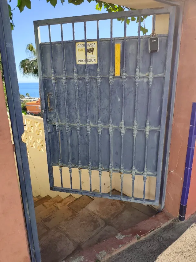 Puerta metálica azul