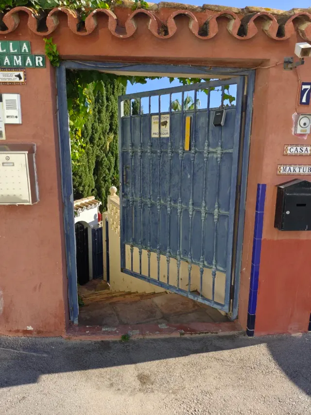 Puerta metálica azul