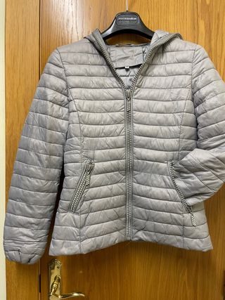 Anorak gris con cremalleras brillantes