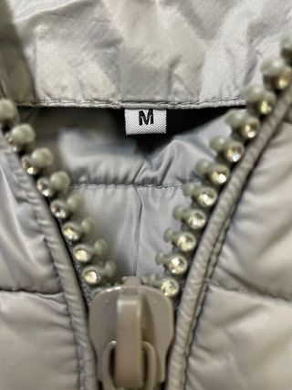 Anorak gris con cremalleras brillantes