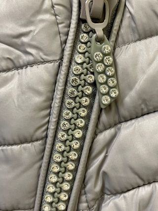 Anorak gris con cremalleras brillantes