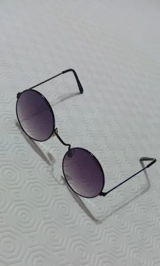 Occhiali da sole rotondi neri e viola
