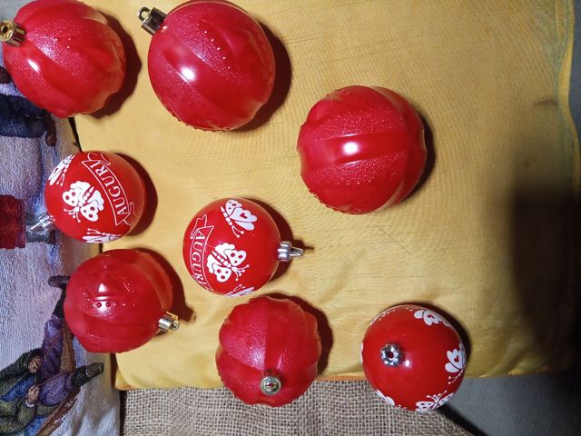 Palline natale rosse come descrizione