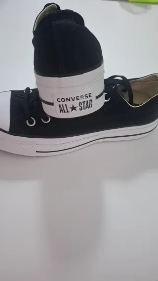 Zapatillas Converse Negras y Blancas