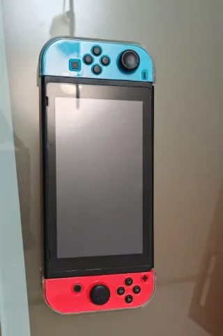 Nintendo Switch + Funda Pikachu + Tarjeta SD