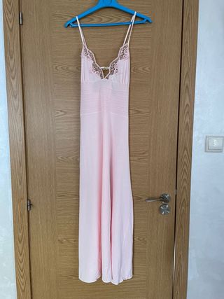 Vestido largo rosa con encaje