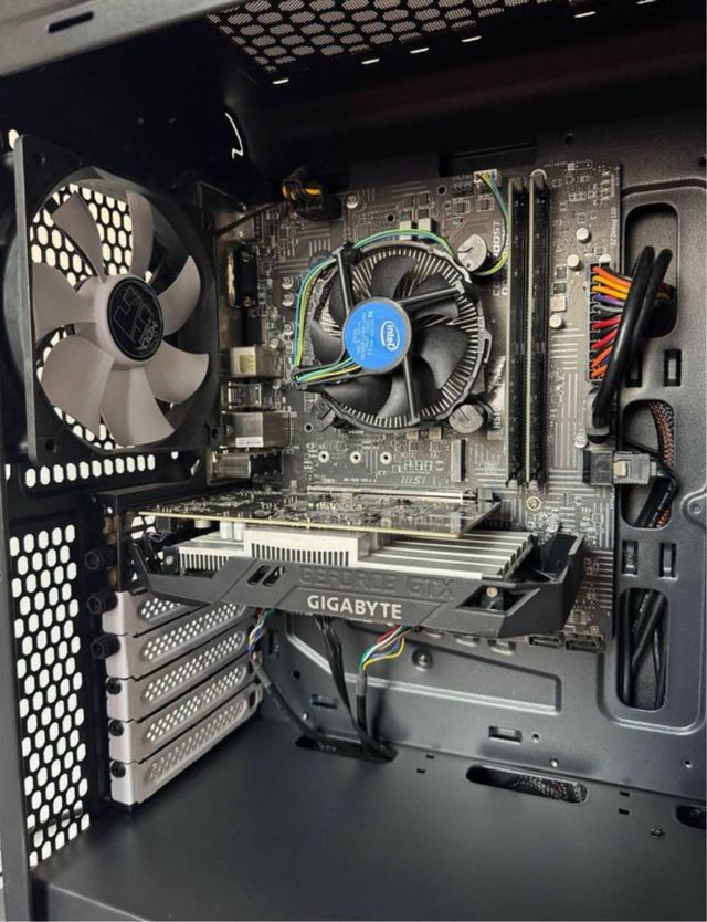 PC Gaming Negro con Ventana
