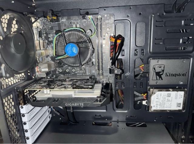 PC Gaming Negro con Ventana