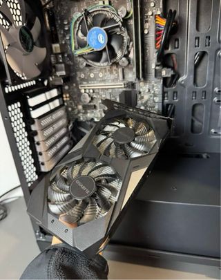 PC Gaming Negro con Ventana