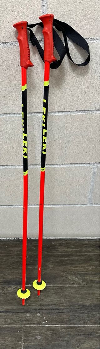 Esquís botas y bastones para niños