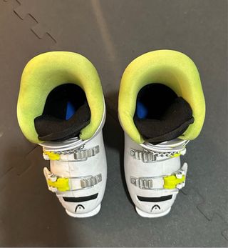 Esquís botas y bastones para niños