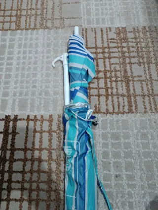 3 Sombrilla de playa a rayas azules y blancas