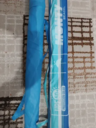 3 Sombrilla de playa a rayas azules y blancas