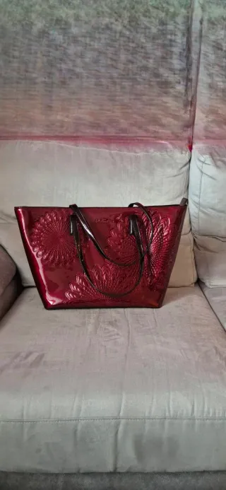 Borsa a spalla grande in vernice borgogna elegante